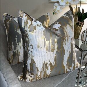1-NWT CALLISTO HOME DECORATIVE LUXURY THROW PILLOW (T08692F11)